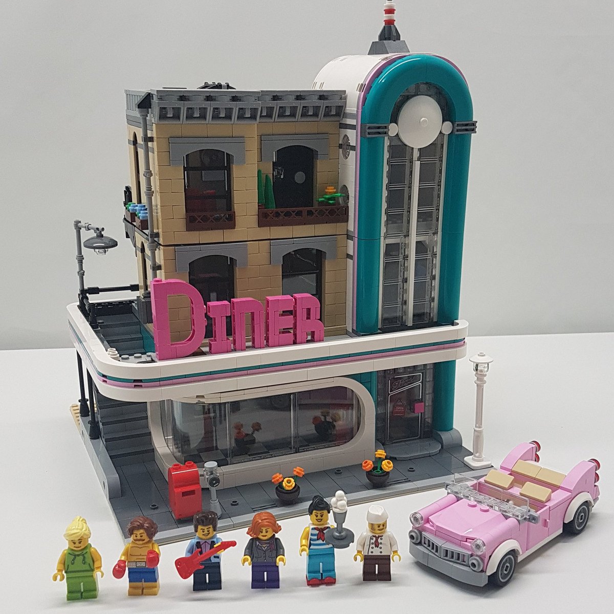 bricksieJ's tweet photo. Downtown Diner complete! Check it out: https://t.co/9rBQIWbzaN
#lego #legocity #legocreator #toy #toys #legonews #legomas https://t.co/9rAyjFTknU