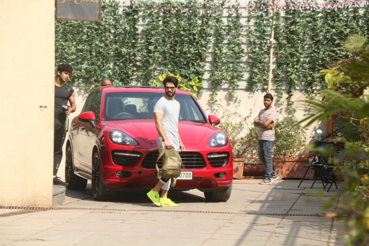BollySpy's tweet photo. #Shanatic Brothers😘😘
Who Needs A #Superhero When U Have Elder Brother Like #Shahid🤗💞
#ShahidKapoor And #IshaanKhattar Spotted Outside The Gym! 😍😎
#Brotherhood #Bromance #BroRules #TuesdayThoughts #FitnessGoals #FitnessMotivation https://t.co/5v7kDfx7xv