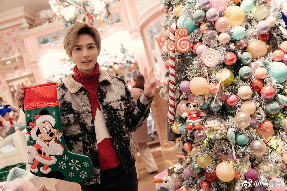 GtyHjxMagicFans's tweet photo. Xiao Cai weibo update 20171225💖Xiao Cai said,“I enjoyed a wonderful Christmas Day in Shanghai Disneyland. It fulfilled all my childhood dreams. Make a wish in front of the 20m magic Xmas tree…dreams could come true! What's your new year wish?💖 1 of 3

#HuangJingXiang #黄靖翔 https://t.co/VRvsJ32oIC