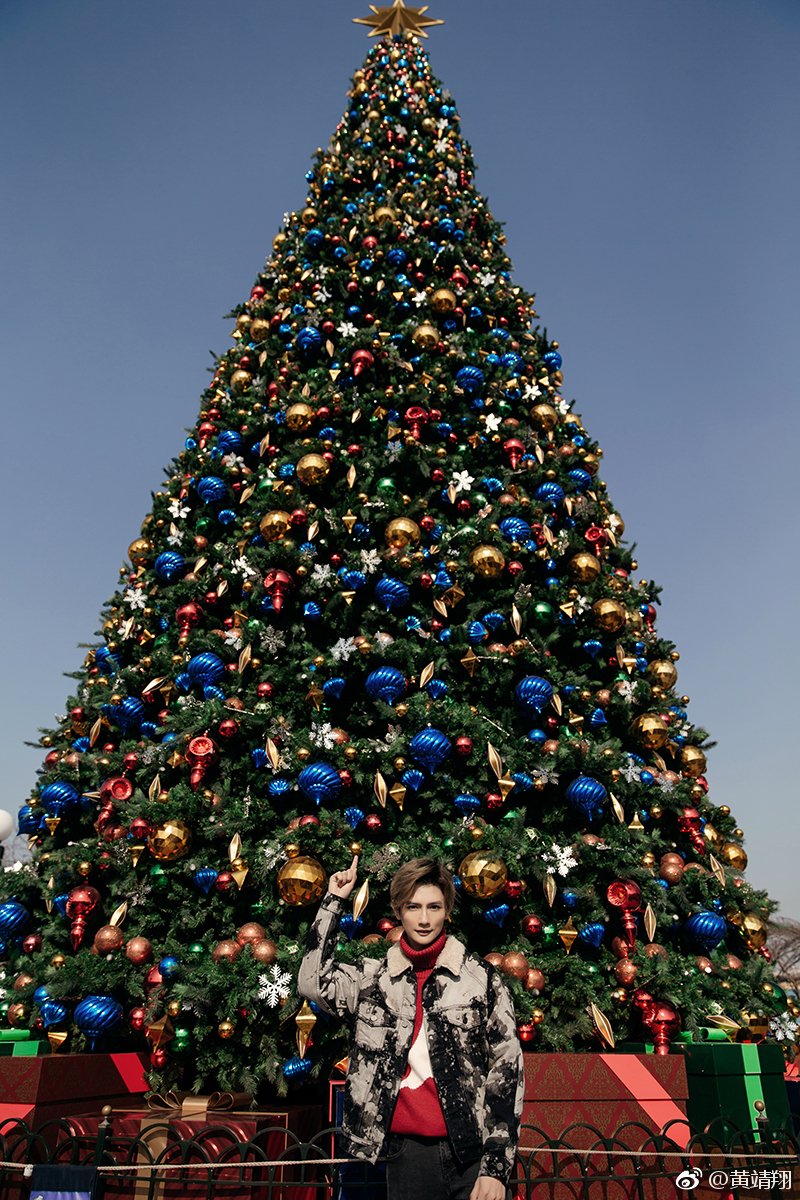 GtyHjxMagicFans's tweet photo. Xiao Cai weibo update 20171225💖Xiao Cai said,“I enjoyed a wonderful Christmas Day in Shanghai Disneyland. It fulfilled all my childhood dreams. Make a wish in front of the 20m magic Xmas tree…dreams could come true! What's your new year wish?💖 3 of 3

#HuangJingXiang #黄靖翔 https://t.co/LY3asD8PZd
