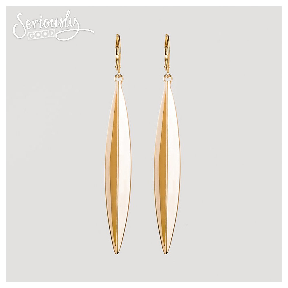 Deze tijdloze gouden hangers in de vorm van eucalyptusbladeren maken iedere outfit af! Fairtrade en handgemaakt door ambachtslieden in Bali. Verkrijgbaar in onze Seriously Good webshop: goo.gl/umfbnd #fairtrade #sustainable