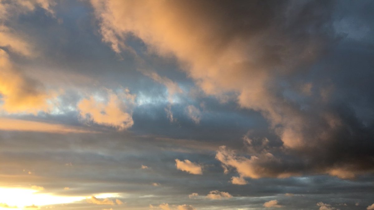 ausweatherpics's tweet photo. this evenings sunset from my appartment block 😊☀️ #sunset #graycloud #yellowcloud #views #melbourne (1/3) https://t.co/TvPH2r5OzB