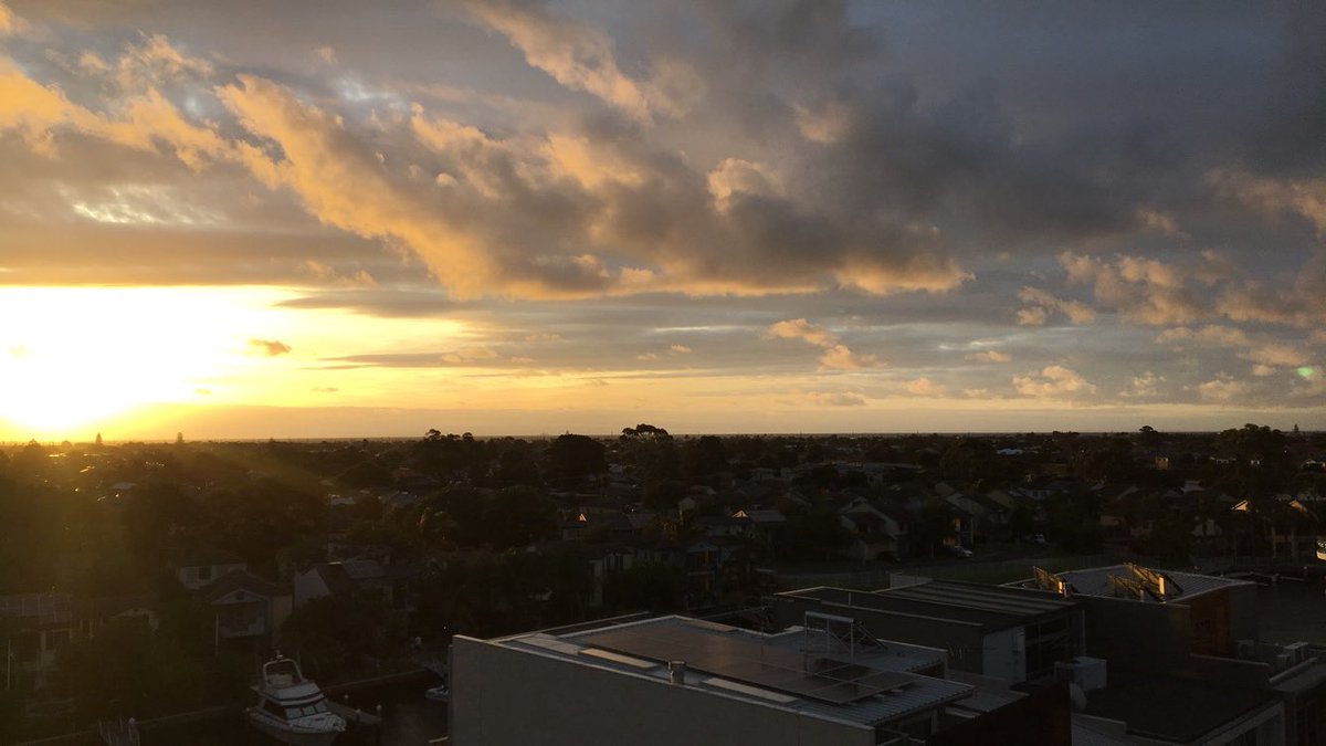 ausweatherpics's tweet photo. this evenings sunset from my appartment block 😊☀️ #sunset #graycloud #yellowcloud #views #melbourne (1/3) https://t.co/TvPH2r5OzB