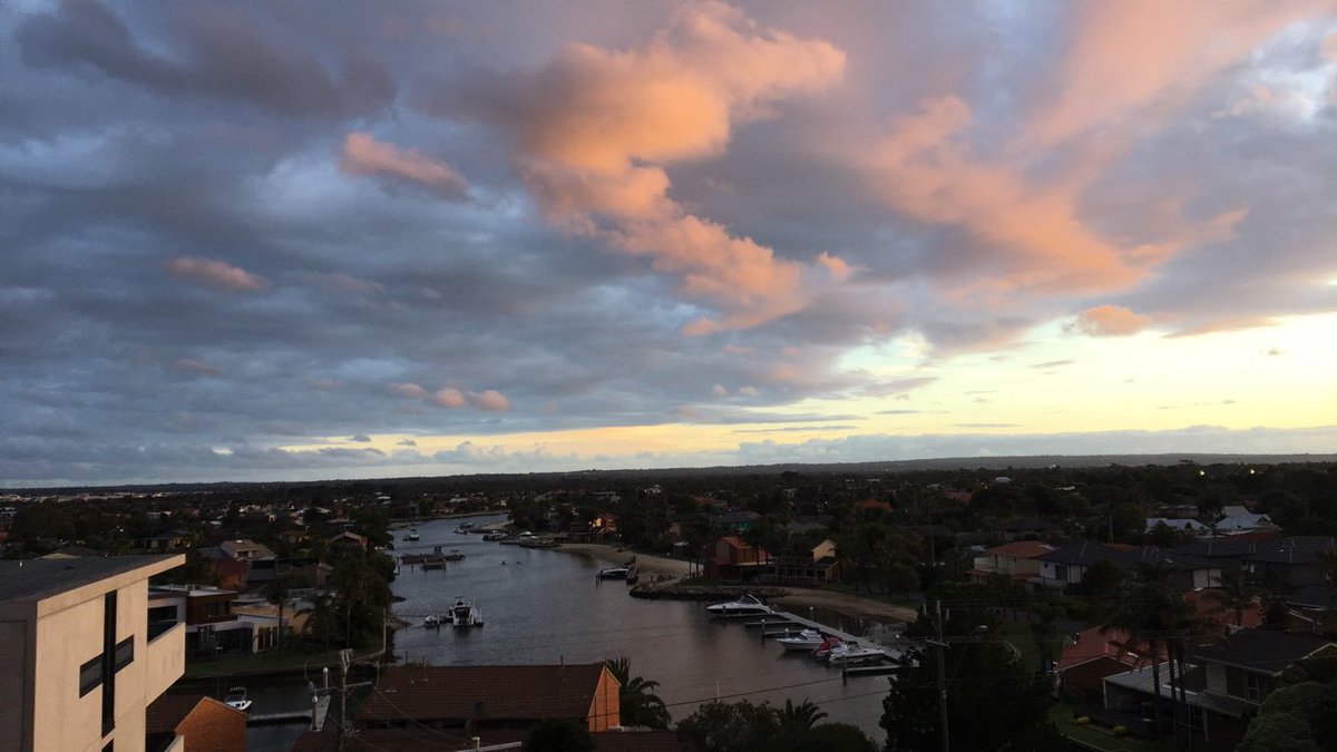ausweatherpics's tweet photo. this evenings sunset from my appartment block 😊☀️ #sunset #graycloud #yellowcloud #views #melbourne (2/3) https://t.co/8rsfdyTpdS