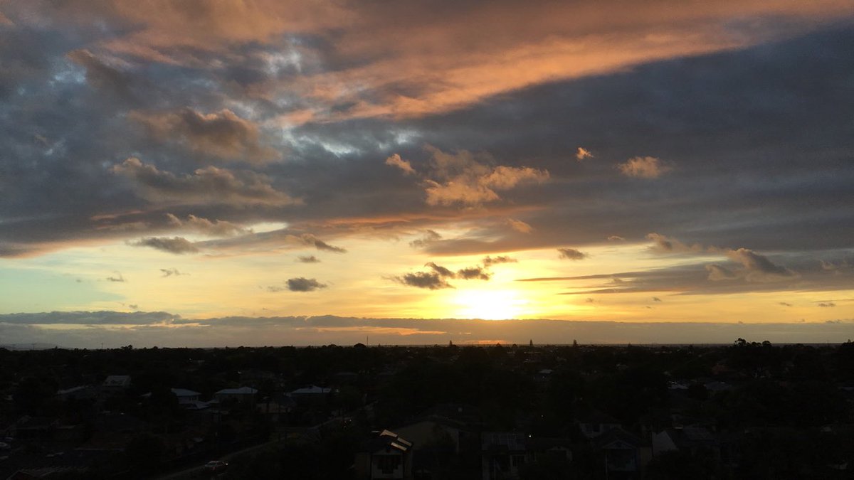 ausweatherpics's tweet photo. this evenings sunset from my appartment block 😊☀️ #sunset #graycloud #yellowcloud #views #melbourne (2/3) https://t.co/8rsfdyTpdS