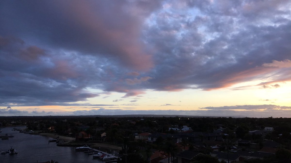 ausweatherpics's tweet photo. this evenings sunset from my appartment block 😊☀️ #sunset #graycloud #yellowcloud #views #melbourne (2/3) https://t.co/8rsfdyTpdS