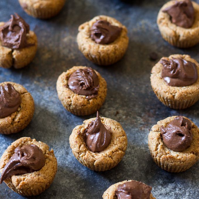 Wauw, deze mini #glutenvrije chocolade #cupcakes zien er ontzettend lekker uit en ze smaken nog veel beter! kookse.tv/recept/chocola…

Deze chocolade amandel cupcakes zijn vrij van gluten, granen en melkproducten en passen in een #paleo of #veganistisch dieet.