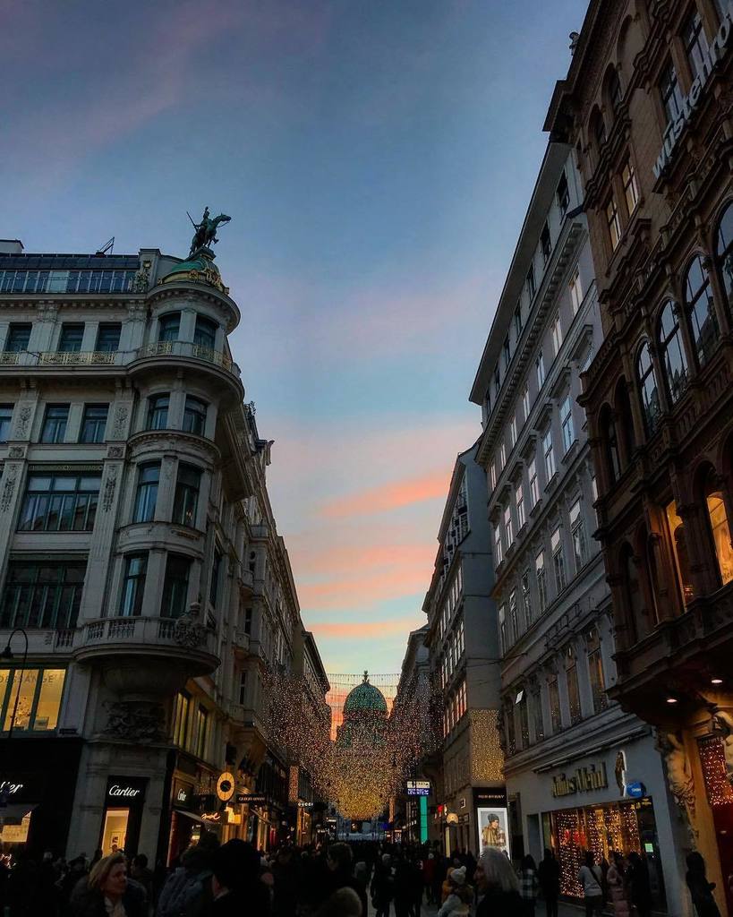 monivalderrama's tweet photo. Awesome sky. #marqueses #Austria #Viena #Wien #i❤️Austria #Österreich #wanderlust #instagramtrip #travel #visualsofChristmas #loves_austria #wienphotography
#lapatronapasea #ilikeitdeep #igertw #happynewyear #2018 #love #family https://t.co/4bCY015msp https://t.co/6h4j7v1Gn8