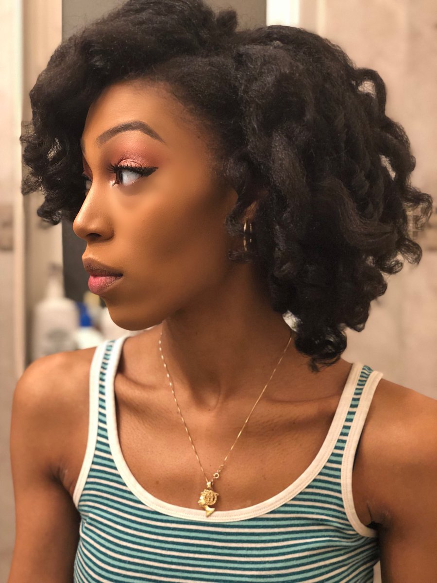 NoDoubleDeez's tweet photo. NYE Face By Yours Truly #DeeBeat ✨ https://t.co/q7EXw3Zivn