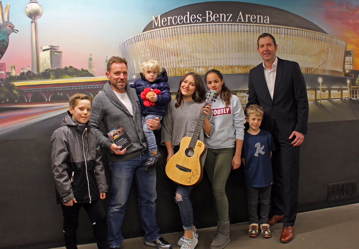 104 6 Rtl On Twitter Happy Gewinner Von Unserer Weihnachts Auktion Hochstbietender Jurgen Wodianka Hat Fur Seine Tochter Sophie Eine Ed Sheeran Gitarre Ersteigert Und Das Fur Einen Guten Zweck Https T Co Ktxhzd7huw Edsheeran Mbarenaberlin