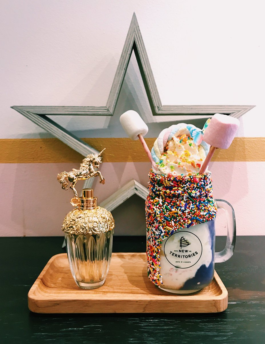 Starting off the New Year right! #AnnaSuiFantasia and the unicorn milkshake from @newterritoriesny make the perfect pair. 🦄  #AnnaSuiFragrance