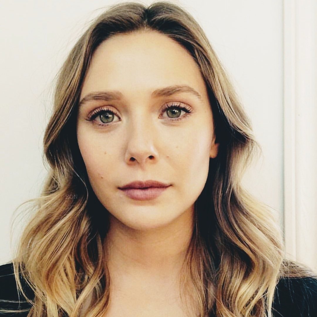 エリザベス・オルセン直筆サイン入り2Lサイズ写真…マーサあるいは