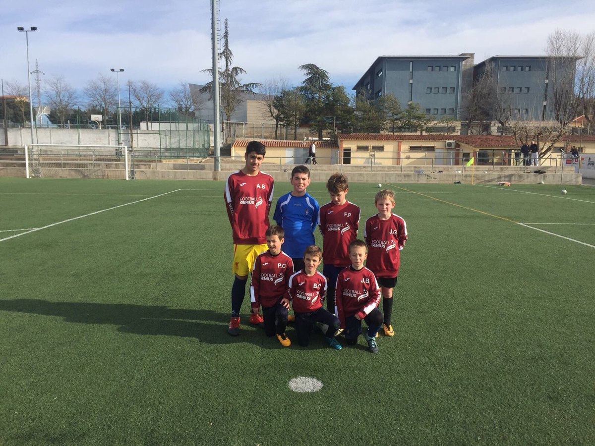 FTBLL_Genius's tweet photo. Football Genius seguirà apostant per una formació de qualitat aquest 2018. Que aquest any porti molts èxits esportius a tots els jugadors #footballgenius. Moltes gràcies per fer-nos crèixer dia a dia #campusnadal  #tecnificacionsindividuals #somfootballgenius #bonany https://t.co/su0Ogq5j1S