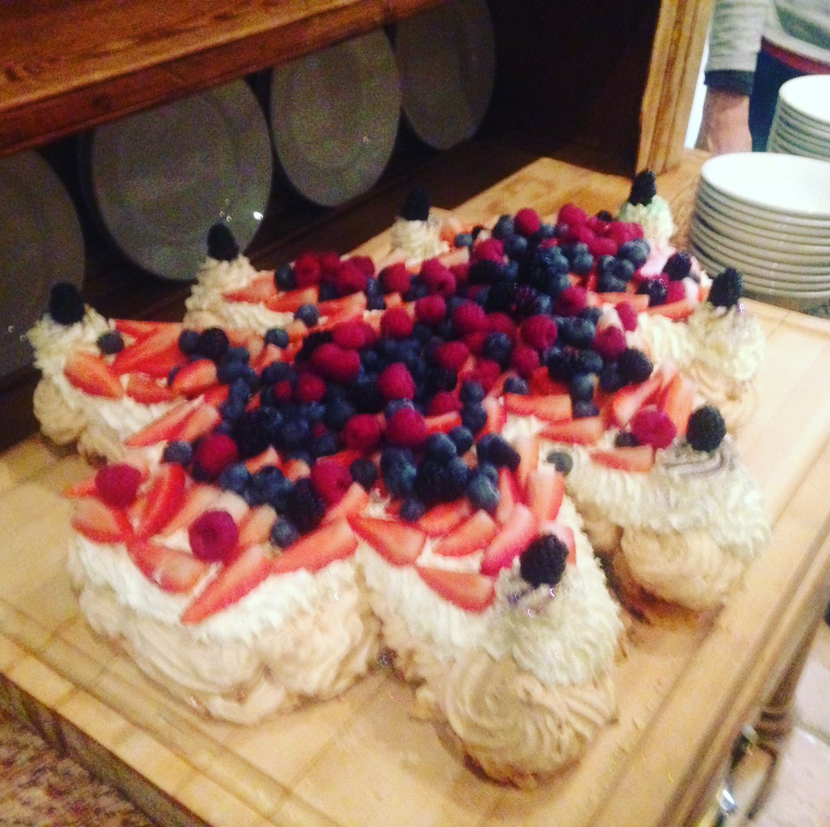 SwimCakeStudies's tweet photo. NYE Christmas Tree Pavlova https://t.co/ljUArrst30