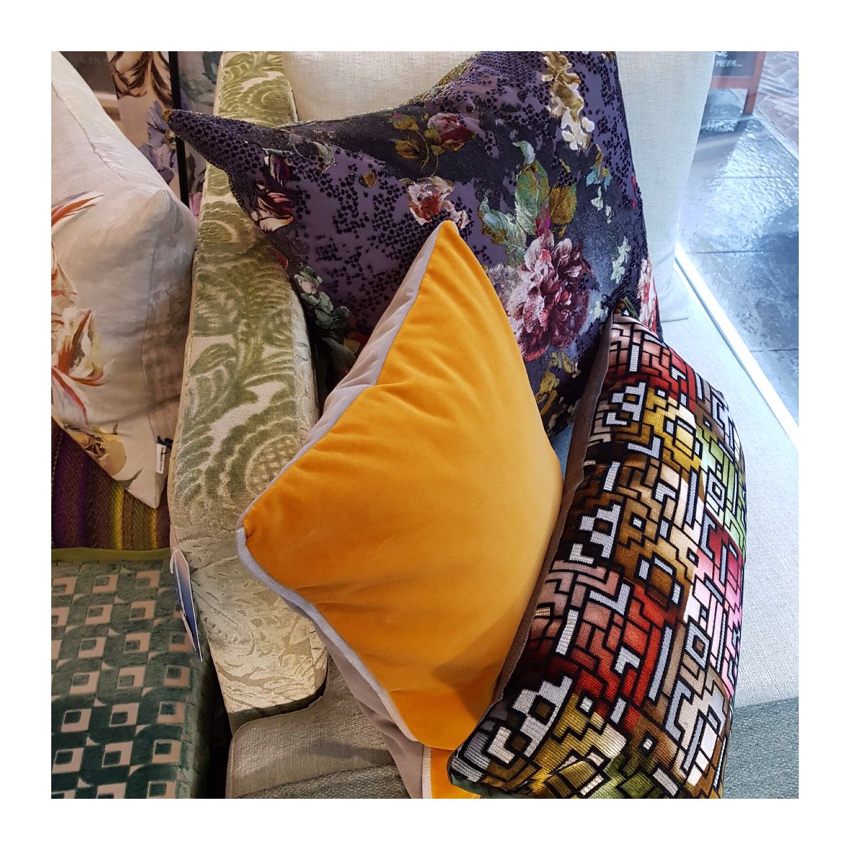 K I E K J E van de etalage! Veel zin in dit jaar; de agenda is al flink gevuld vol gave opdrachten + plannen voor de woonwinkel...! Wordt vervolgd! #inspiratie #interior #designstudio #accessoires #woonwinkel #styling #designersguild #ontwerpstudio #Leiden