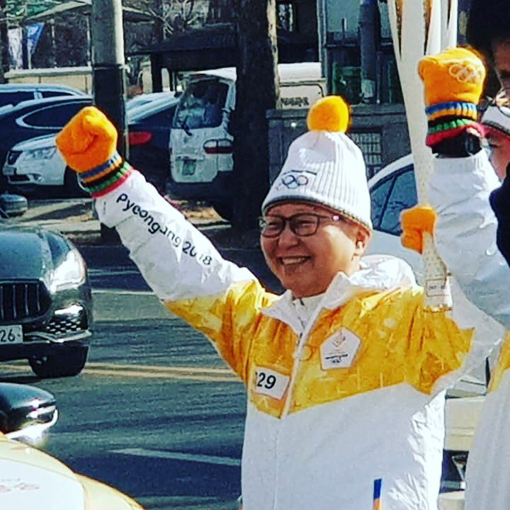 MegaGen_Benelux's tweet photo. On the last day of 2017, Dr. K.B. Park (CEO MegaGen Implant) served as a torchbearer for 2018 PyungChang Winter Olympic Game! 

He said it was a great honor and to be happy to be part of a bigger game! 

Happy New Year!! And looking forward to a Mega2018 https://t.co/x4bNtrewEl