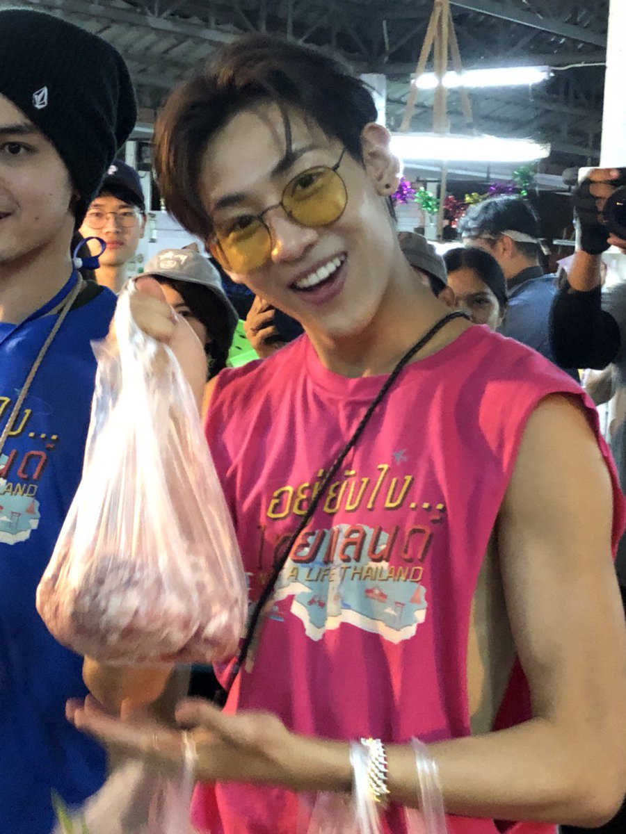 bodang_'s tweet photo. กรี๊ดดดด แบมแบมมาสุโขทัยได้ถ่ายใกล้ม๊ากก กรี๊ด หล่อไปไหน โอ้ย มีความมองกล้องโชว์หมูในมือไปอีก #bambam #got7 https://t.co/xzMDGegEkO
