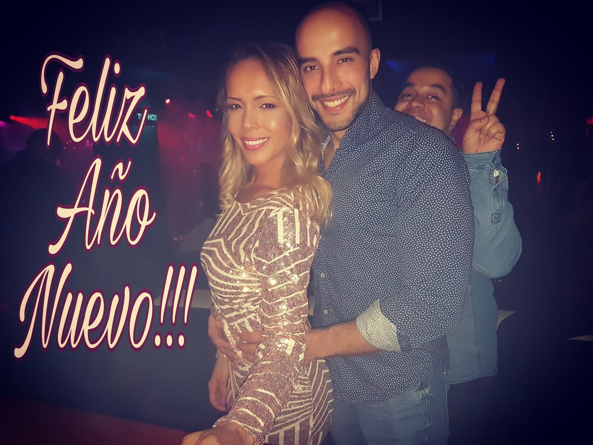 dianakofall's tweet photo. Les deseamos a tod@s un Feliz año 2018!! @diana_othman_dancers #salsa #shines #ladiestyle #dancer #Ilovedance #bailarina #salsera #baile #latinas #salsamadrid #madriddance #elegance #bailarines #bachata #bachateros #divas #colombiana #bachatamadrid #show #body #life #like https://t.co/8I9qm6JR2c