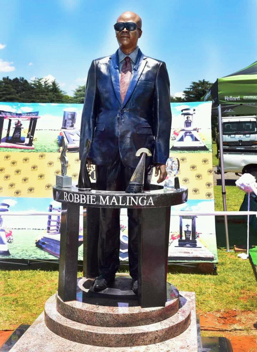 TamudaBianca's tweet image. Am I the only who thinks that this tombstone looks nothing like #RobbieMalinga 😢

#RobbieMalingaFuneral