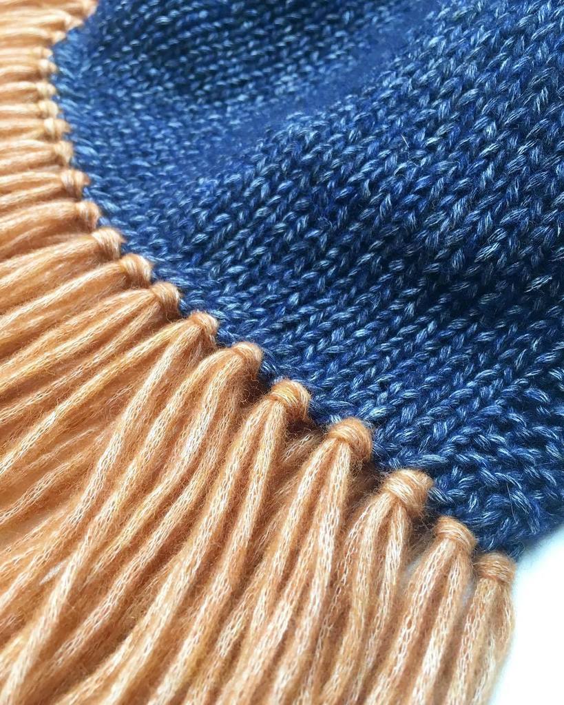 Finishing touches are always important.
The #sjaalvoorlynn is finished, including fringes, like she wanted. Loved knitting this shawl. Beautiful yarn, simple pattern and a happy, grateful girl 🙏
#knitting #breien #phildarfrimas ift.tt/2CFArgP