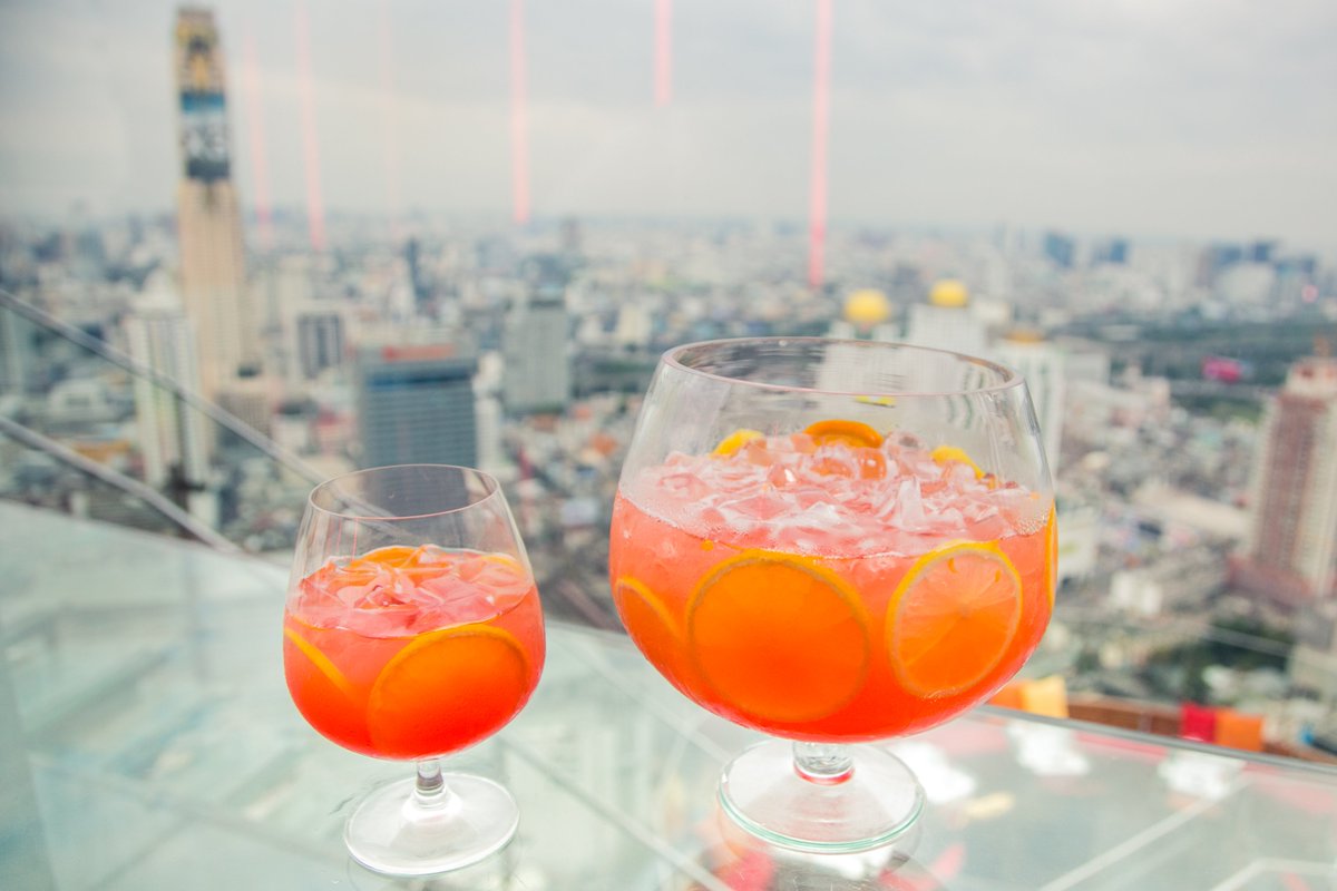 RedSkyBKK's tweet photo. 🌴☀️Bask in in the Sunset ☀️🌴
We have packed some serious #flavors in our newly crafted #Giant #Cocktails !
Jose Cuervo tequila, orange Curaçao, lime juice, syrup, orange juice and grenadine 
#Ontopoftheworld https://t.co/QWh6JOjIOo