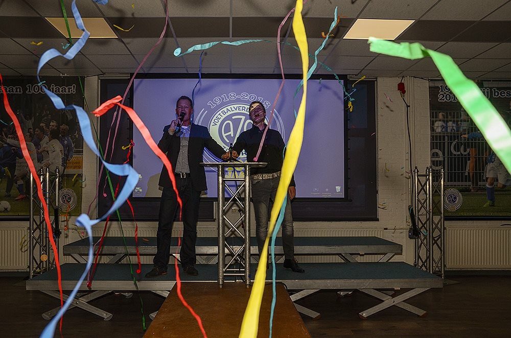 AZC_Zutphen's tweet photo. Wat een grandioze aftrap van ons jubileumjaar. In een bomvolle kantine werd onder andere op spectaculaire  wijze het jubileumtenue gepresenteerd. Foto’s: Freddie Burgers. #AZC100jaar https://t.co/PQBPhG6bLt