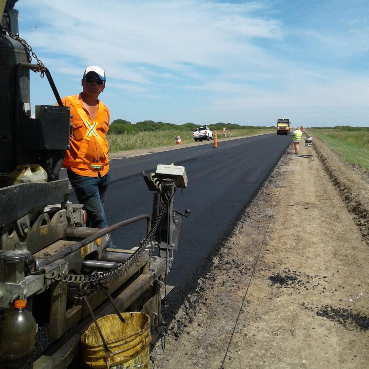JavierJiguacel's tweet photo. Así es como nos gusta arrancar el año. Seguimos con las tareas de repavimentación sobre la #RN12 en Entre Ríos, ahora entre Gualeguay y Médanos. Feliz 2018 para todos!! #Vialidad #ATodaMáquina https://t.co/1hY6V6naeo