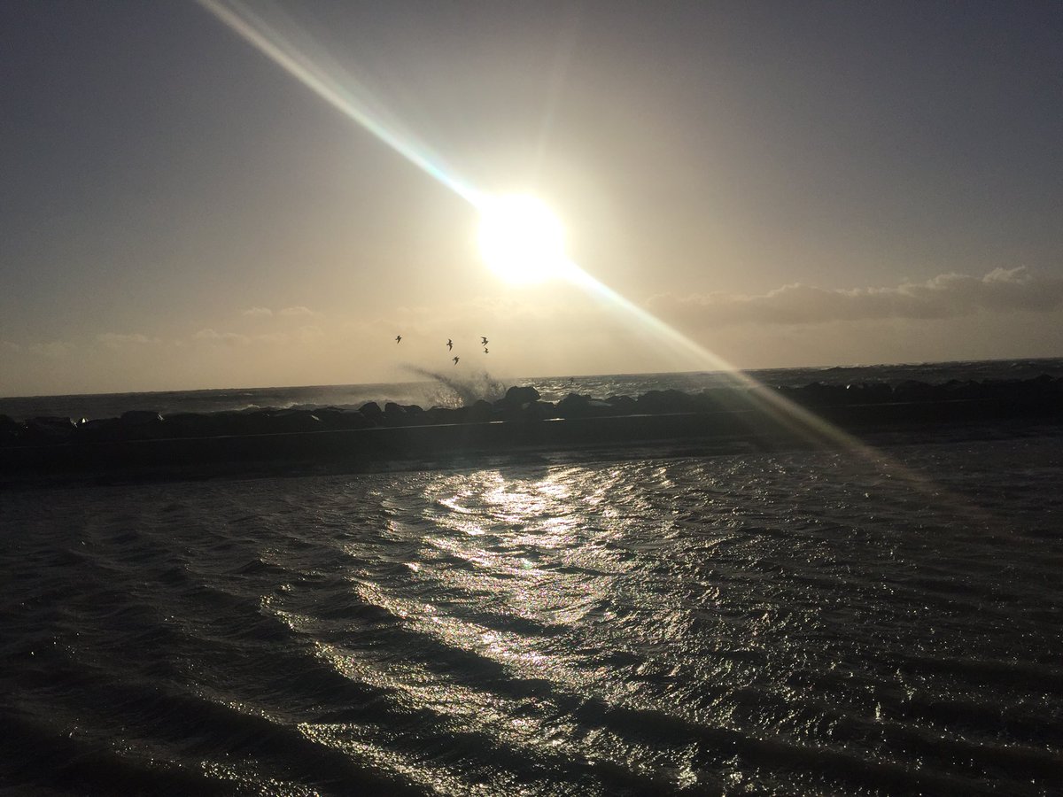 Clemence_BN's tweet photo. Commencer 2018 à @Ile2Noirmoutier ❤️ #HappyNewYear (+ @karinecoeur qu’on ne peut identifier ^^ ) https://t.co/ERTNbewfJj