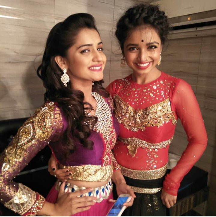 HrutaF's tweet photo. Hruta dii with Sukanya Kalan...😍😘😘
#Zeeyuvasanman2017 #throwbackpic #dance #hruta as always #loveherbeyondlimits❤
@hrutad https://t.co/DzryDWWyVf