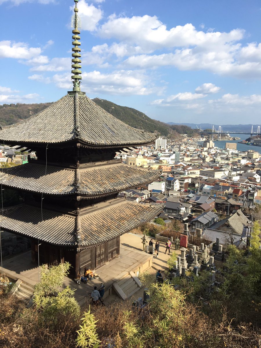 tabiyoshio's tweet photo. ガイドブックで見つけた撮影スポットで、猫にエサを与えるおじさんだ���が許せない。
#尾道 #猫の細道 #猫 #猫好き #広島 https://t.co/xYq3za8VKa
