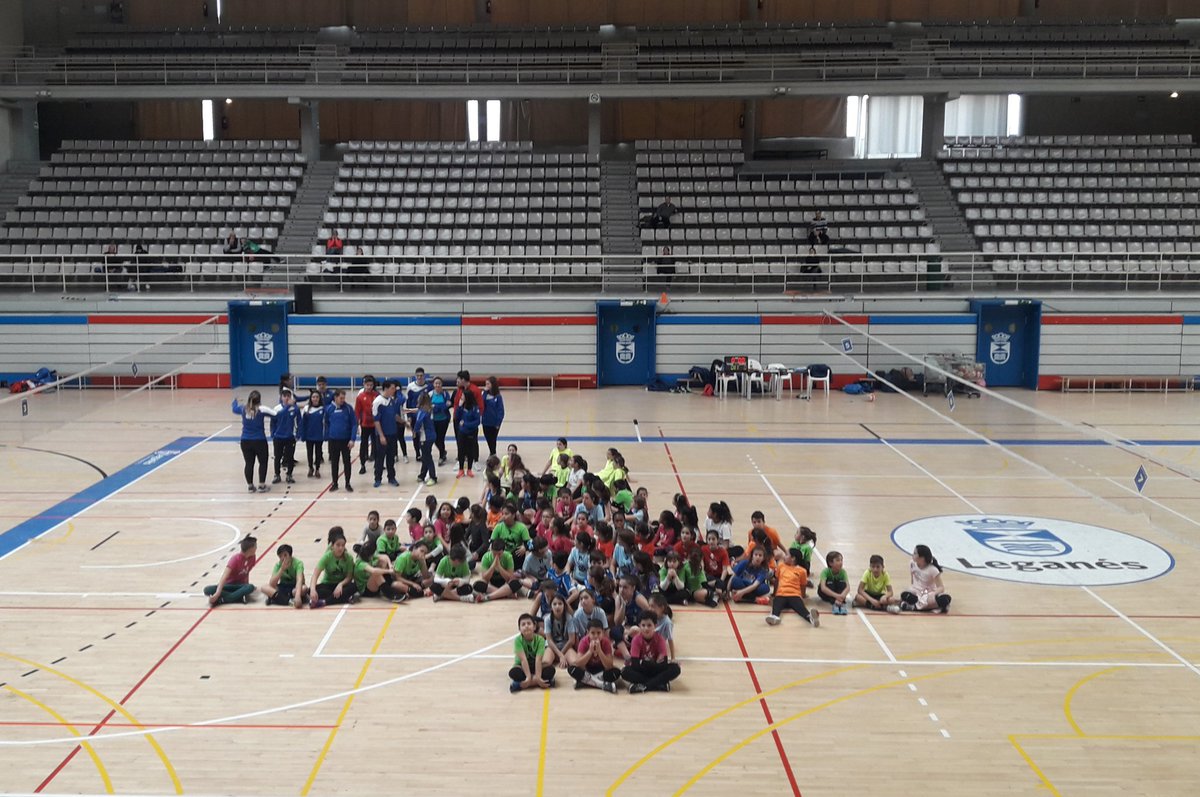 Kaixomesamix's tweet photo. Primer día de Torneo superado🤗🤗 @VoleibolLeganes Nuestr@s chic@s y Monitores  nos dedican un buen Árbol de Navidad🎄🎆🏐Mañana categoría Inf/Cad/Juv  a darlo todo !! https://t.co/lbDyIIO5eY