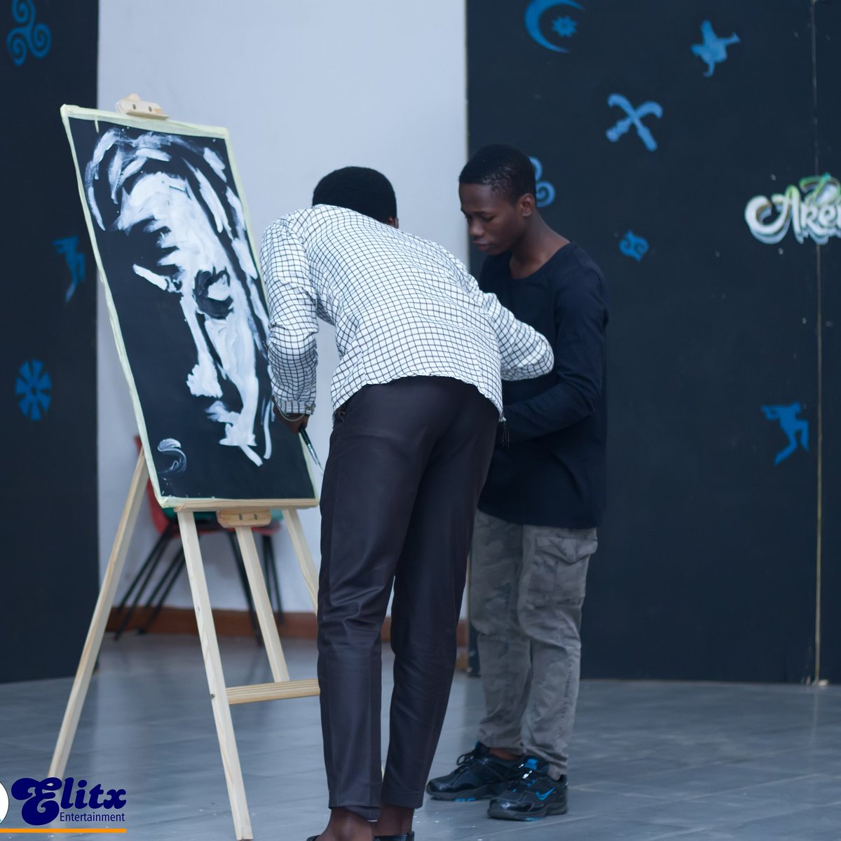Elitxentertain1's tweet photo. International Young Artist, Master Samuel Antwi live stage painting under 3mins https://t.co/6CooO1I12f