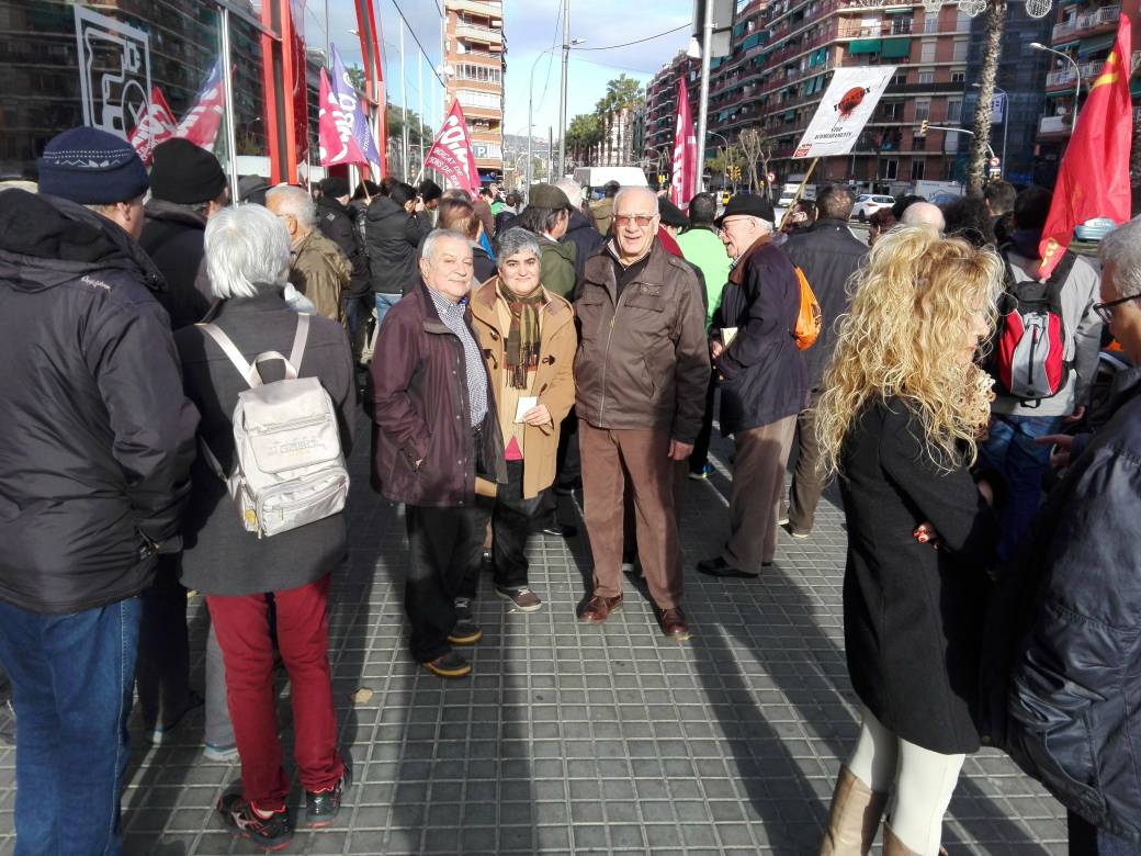 EUiA_cat's tweet photo. Avui som amb les treballadores i treballadors de @TitanluxEs a la porta de les oficines de l'empresa a #Barcelona per protestar contra els acomiadaments. Ens voldran sols i soles, ens tindran en col•lectiu #TrabajoSeDefiendeNoSeVende https://t.co/j2Go5rPu7g