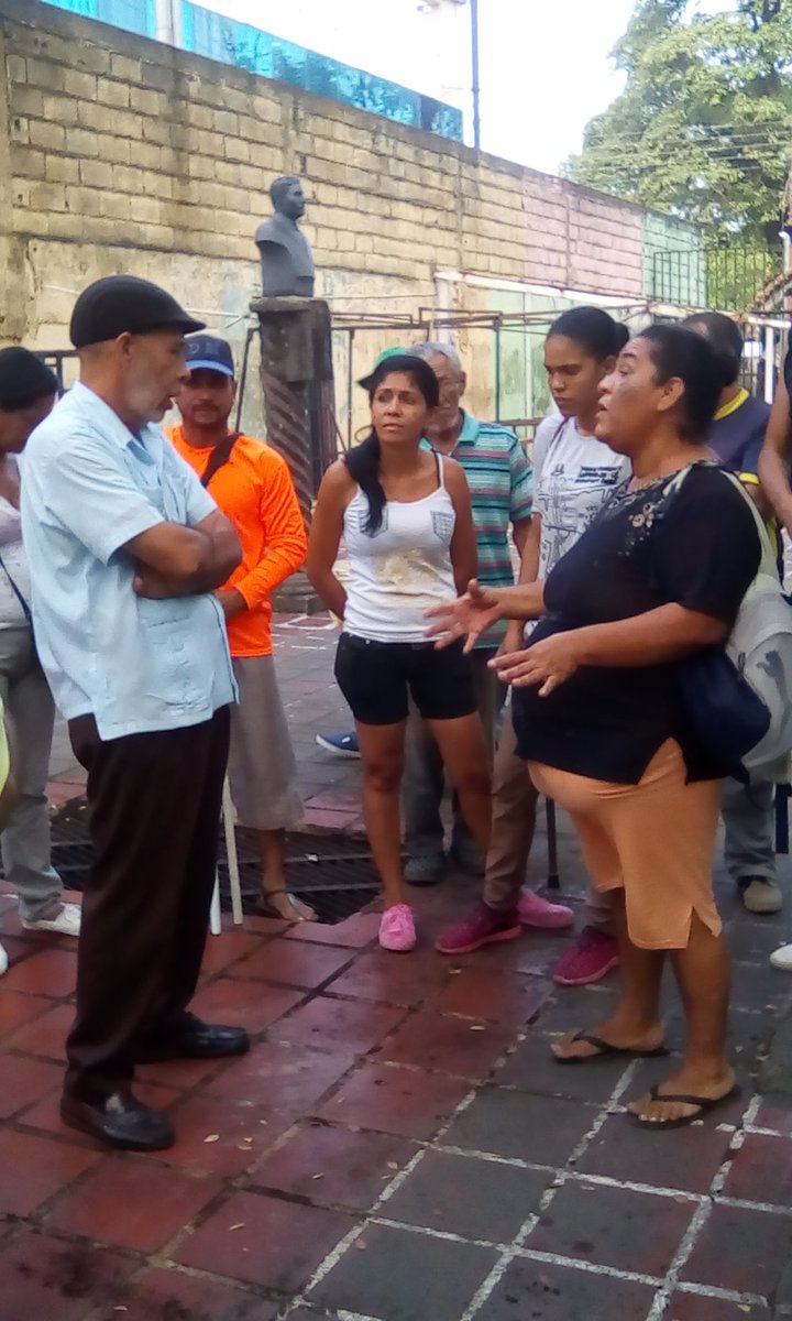 Annysaponte20's tweet photo. Dialogando la reubicación con los vendedores de frutas, verduras y hortaliza de la av Bolívar @AlcaldiaEZamora @AlemanCBT https://t.co/1FC35OKvyn