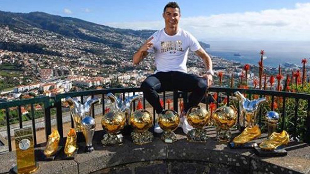 ExpressFutbolCL's tweet photo. Cristiano Ronaldo: "Nunca imaginé que un día me sacaría una foto como ésta"
El niño que salió de su Madeira natal para conquistar el mundo de fútbol.
#CR7Rules https://t.co/8wif9MMZgi