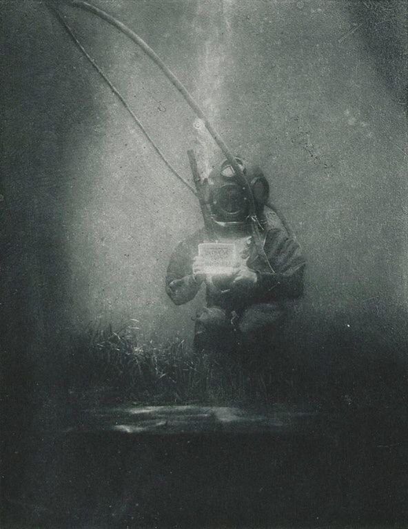 World's tweet photo. The first ever underwater photograph - 1899. https://t.co/KwINWiuGMO
