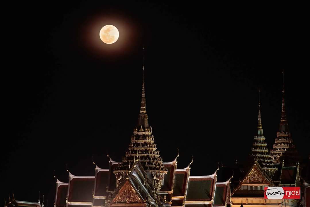 PostToday's tweet photo. ปรากฏการณ์ดวงจันทร์เต็มดวง หรือ ซูเปอร์ฟูลมูน (Super Full Moon) ปรากฏในตำแหน่งใกล้โลกมากที่สุด ที่ระยะห่างประมาณ 356,595 กิโลเมตร ถือว่าใกล้โลกที่สุดในรอบปี 2561 โดยจะเกิดขึ้นอีกครั้งในเดือนมกราคม 2562 

ภาพ: ปฏิภัทร จันทร์ทอง (Patipat Janthong)
#SuperFullMoon #PostTodayPhoto https://t.co/UelJ5VSUgP