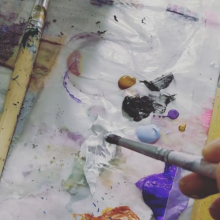 NolwennP's tweet image. #Backtomybasics and first loves: raw Nixies, purples, paint all over my fingers, meaningful music. Pouring my heart into my #artjournal because that's who I am #DepthYear #2018CatharsisYear Watch #Instavideo:ift.tt/2CszXxz