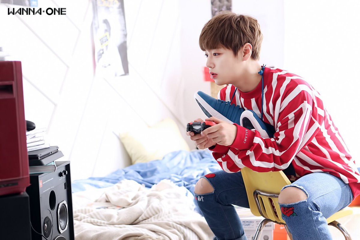 jihoon__29's tweet photo. 家に帰ったら自分の部屋に隣の席のパクジフンがいた（？）

#PRODUCE101で妄想 
#wannaoneで妄想 https://t.co/iBKkGccxLf
