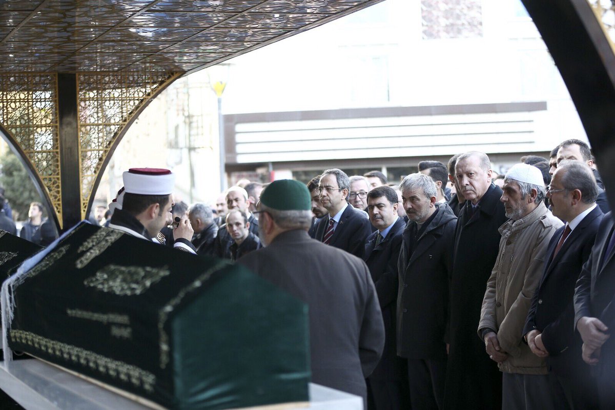 Cumhurbaşkanımız Recep Tayyip Erdoğan, kas hastalığı nedeniyle 23 yaşında vefat eden Abdullah Samet Demir'in cenaze törenine katıldı.