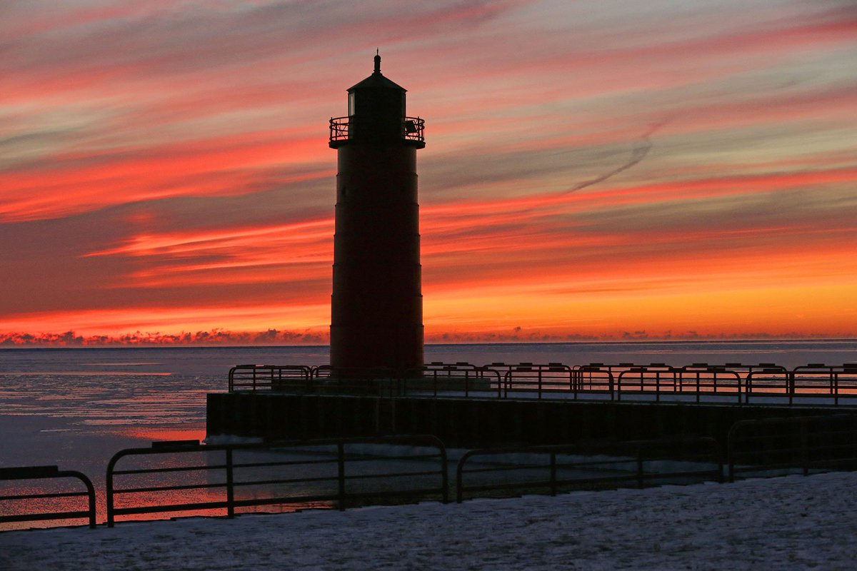 mdesisti's tweet photo. This morning in MKE. Sunrise in one direction. A full moon in the other. #supermoon #moon #wiwx #sunrise More pics: https://t.co/g2mKVRidP2 https://t.co/AC3W7A5LOb