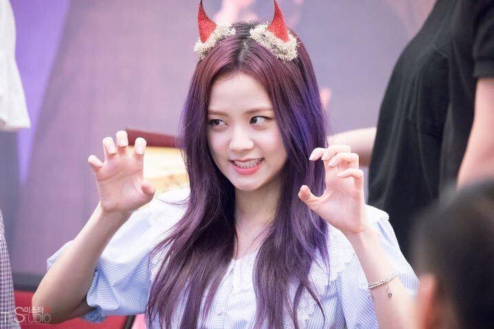 jisooalways's tweet photo. Kim jisoo is beautiful but eccentric,cute but naturally,savage but kind n caring,silly but smart,childish but matured  enough,dorky but funny,straight forwards but honest,confident but humble,look weak but strong inside,realistic but she think out the box a bit #GoddessJisooDay https://t.co/5W4vbAQzVJ
