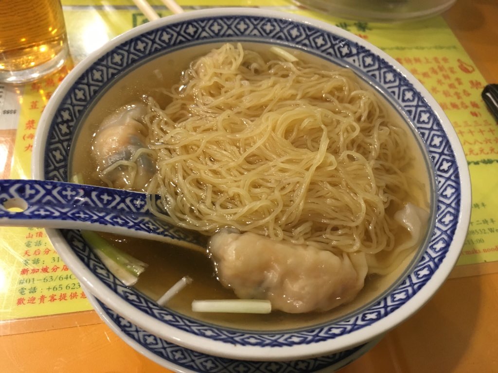 55tazy's tweet photo. 今年二杯目の #ラーメン は #麥奀雲吞麵世家 の #世家雲呑麺

ぷりぷりの海老ワンタンが美味い。 https://t.co/31ZS7hdb19