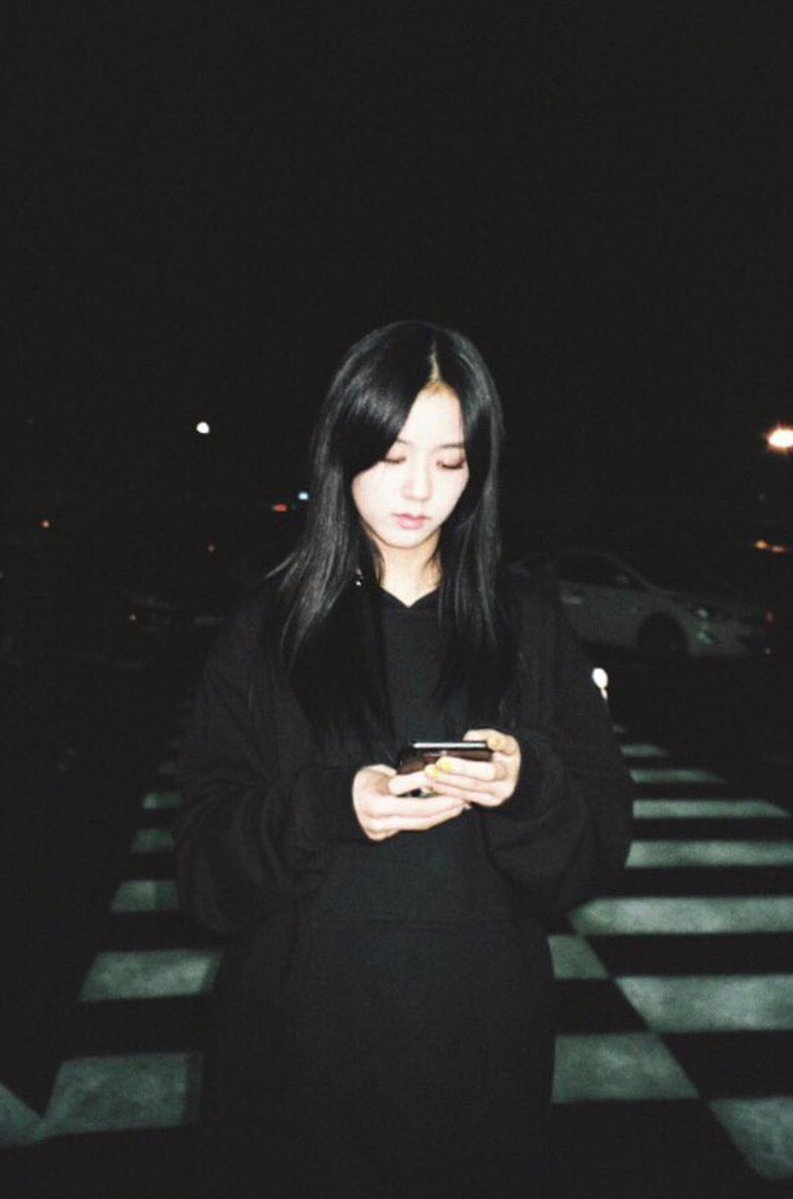 jisooalways's tweet photo. Kim jisoo is beautiful but eccentric,cute but naturally,savage but kind n caring,silly but smart,childish but matured  enough,dorky but funny,straight forwards but honest,confident but humble,look weak but strong inside,realistic but she think out the box a bit #GoddessJisooDay https://t.co/5W4vbAQzVJ