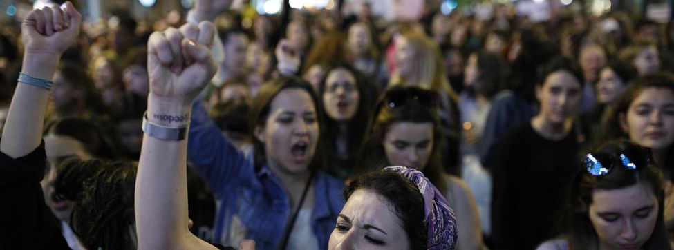 HoraBruixaStc's tweet photo. "Diana Quer somos todas volviendo a casa una noche. Adentrándonos en una calle oscura, apretando el paso hasta que llegas a casa. Pero un día el relato se tuerce"Me estoy acojonando, un hombre me está llamando"

https://t.co/WRbQ1MxaVW

#EnsVolemVives https://t.co/D1g6aHYzqu