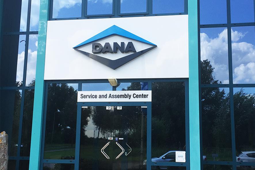 TweeReclame's tweet photo. Bij Brevini heeft een naamsverandering plaats gevonden: DANA. Vanaf buiten zijn zij duidelijk te vinden door middel van de opvallende gevelbelettering en strakke zuilen met bewegwijzering. De kleuren van het logo komen ook terug op diverse plaatsen. https://t.co/J9YHAoireT