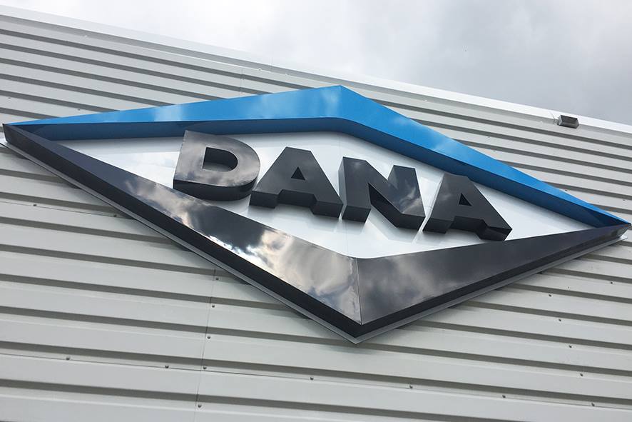 TweeReclame's tweet photo. Bij Brevini heeft een naamsverandering plaats gevonden: DANA. Vanaf buiten zijn zij duidelijk te vinden door middel van de opvallende gevelbelettering en strakke zuilen met bewegwijzering. De kleuren van het logo komen ook terug op diverse plaatsen. https://t.co/J9YHAoireT