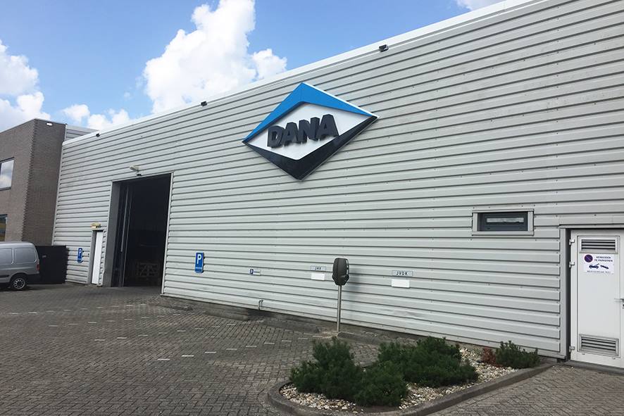 TweeReclame's tweet photo. Bij Brevini heeft een naamsverandering plaats gevonden: DANA. Vanaf buiten zijn zij duidelijk te vinden door middel van de opvallende gevelbelettering en strakke zuilen met bewegwijzering. De kleuren van het logo komen ook terug op diverse plaatsen. https://t.co/J9YHAoireT