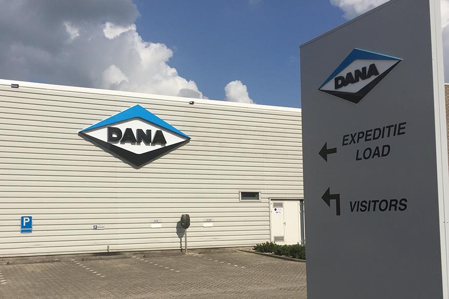 TweeReclame's tweet photo. Bij Brevini heeft een naamsverandering plaats gevonden: DANA. Vanaf buiten zijn zij duidelijk te vinden door middel van de opvallende gevelbelettering en strakke zuilen met bewegwijzering. De kleuren van het logo komen ook terug op diverse plaatsen. https://t.co/J9YHAoireT