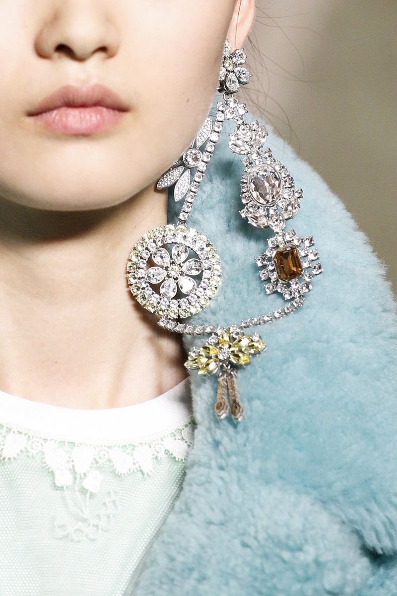 JaipurRose's tweet photo. Some of our favorite #SS18 fashion #jewelry looks via @BritishVogue https://t.co/BUUEJWG1R8